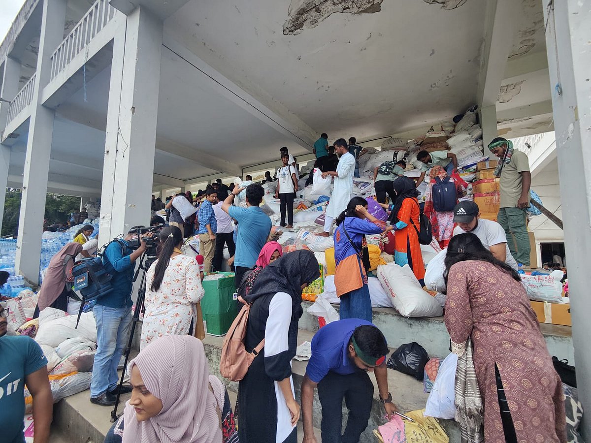 ঢাকা বিশ্ববিদ্যালয় জিমনেশিয়ামে (শারীরিক শিক্ষাকেন্দ্র) বন্যার্তদের জন্য ত্রাণ সংগ্রহ করা হচ্ছে। আজ রোববার সকালে